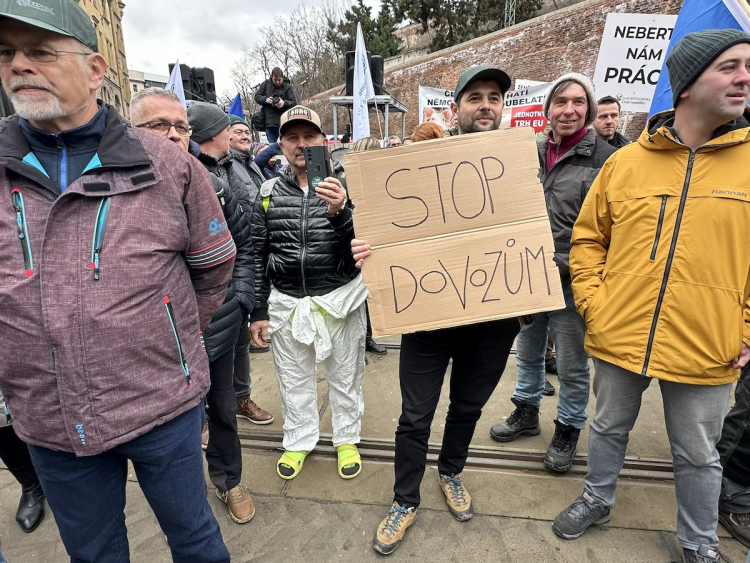 FOTOGALERIE: Hnůj hlídaný policií, naštvaní zemědělci a zase ten guláš. Podívejte se, jak vypadal další protest farmářů
