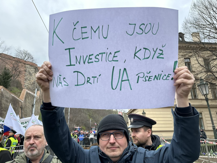 FOTOGALERIE: Hnůj hlídaný policií, naštvaní zemědělci a zase ten guláš. Podívejte se, jak vypadal další protest farmářů
