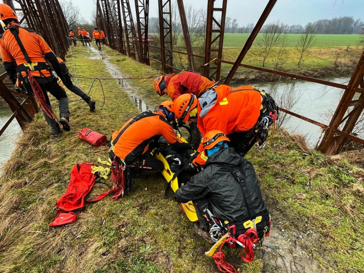 FOTOGALERIE: Jak hasiči zachraňují z nejhlubší propasti světa