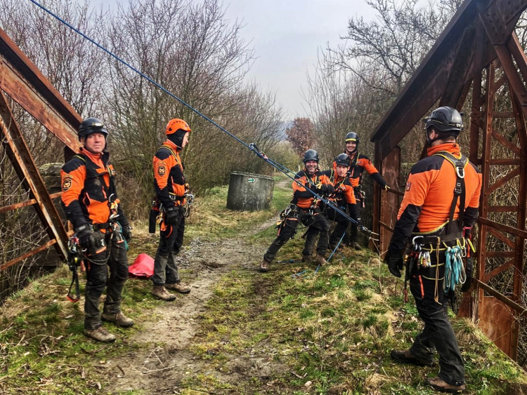 FOTOGALERIE: Jak hasiči zachraňují z nejhlubší propasti světa