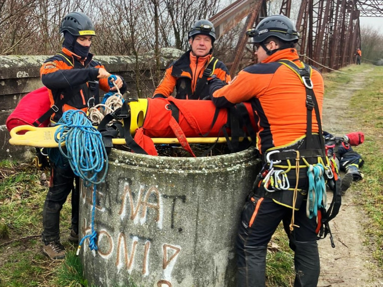 FOTOGALERIE: Jak hasiči zachraňují z nejhlubší propasti světa