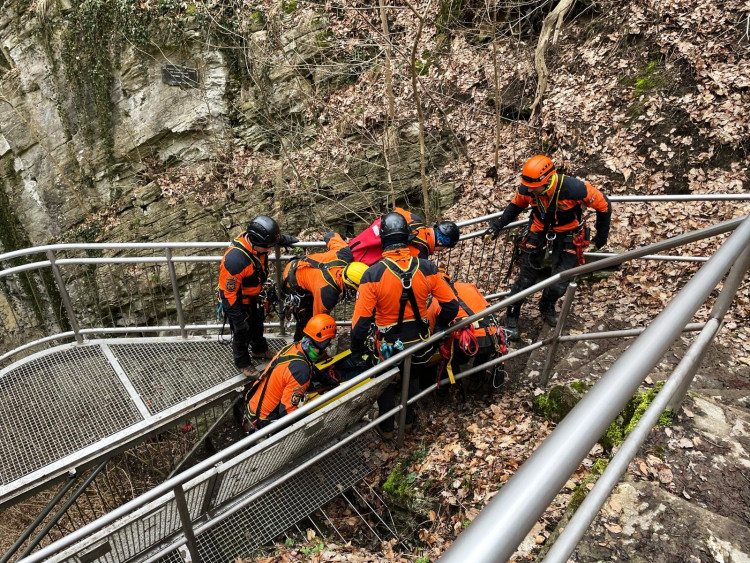 FOTOGALERIE: Jak hasiči zachraňují z nejhlubší propasti světa