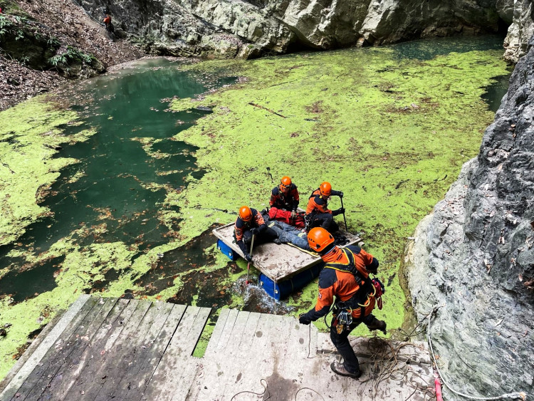 FOTOGALERIE: Jak hasiči zachraňují z nejhlubší propasti světa