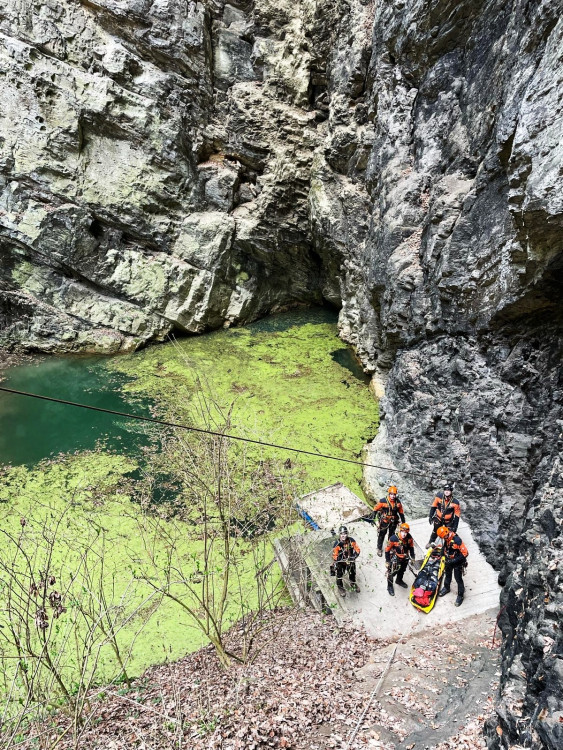 FOTOGALERIE: Jak hasiči zachraňují z nejhlubší propasti světa