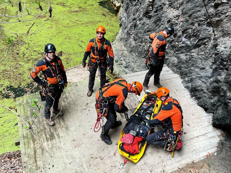 FOTOGALERIE: Jak hasiči zachraňují z nejhlubší propasti světa