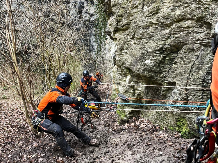 FOTOGALERIE: Jak hasiči zachraňují z nejhlubší propasti světa