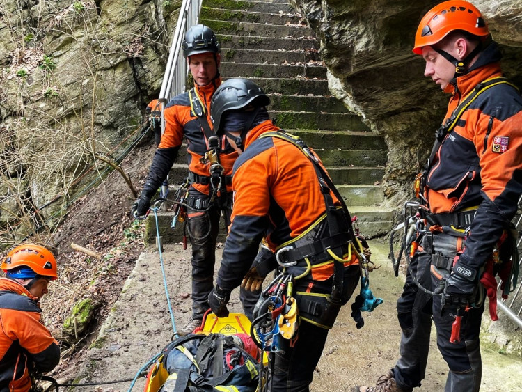 FOTOGALERIE: Jak hasiči zachraňují z nejhlubší propasti světa