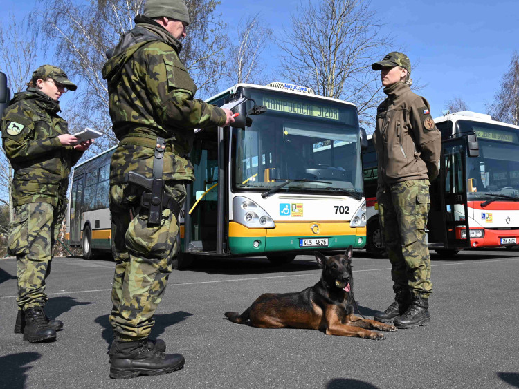 Soutěž psích specialistů na vyhledávání výbušnin a drog