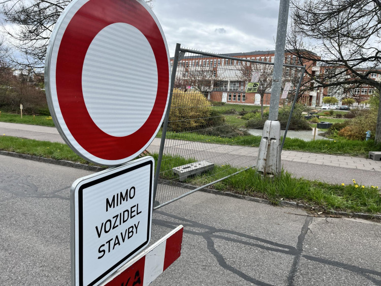 GALERIE: Dopravní omezení při přestavbě hradecké Milety