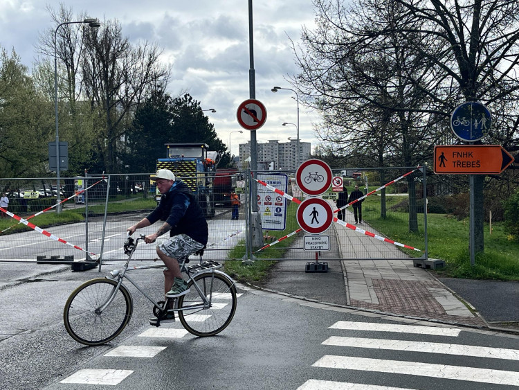 GALERIE: Dopravní omezení při přestavbě hradecké Milety