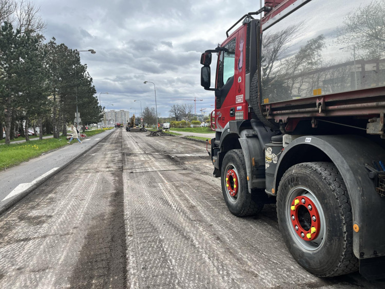 GALERIE: Dopravní omezení při přestavbě hradecké Milety