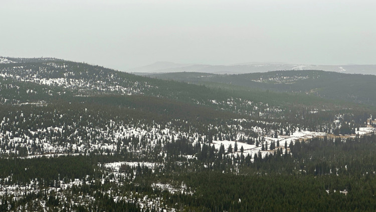 Na fotografii z Luzného je místo, kde se nachází přechod Modrý sloup. Leží na cestě, které vede zprava od Březníku