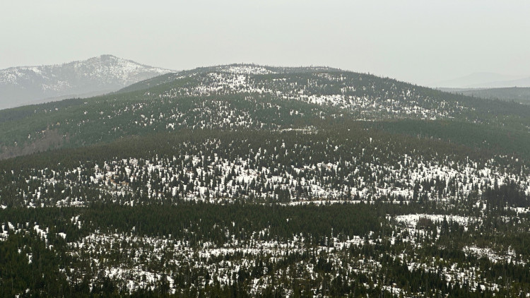 Na fotografii z Luzného je místo, kde se nachází přechod Modrý sloup. Leží na cestě, které vede zprava od Březníku