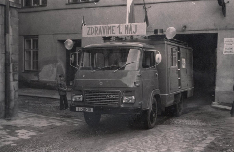 Slavnostní výjezd auta jihlavských dobrovolných hasičů z průjezdu v Hluboké ulici kolem roku 1980. Foto SDH Jihlava