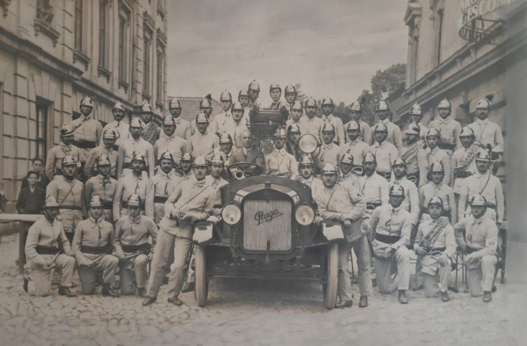 Společná fotka jihlavských hasičů kolem roku 1929. Foto SDH Jihlava