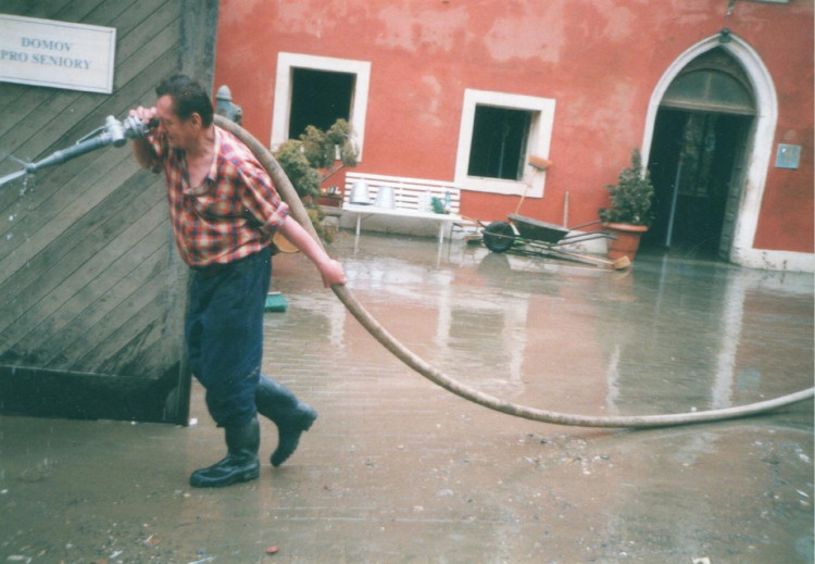 Poslední zásah Sboru dobrovolných hasičů Jihlava v roce 2002, kde pomáhali po povodních na zámku Veltrusy u Mělníka. Foto SDH Jihlava