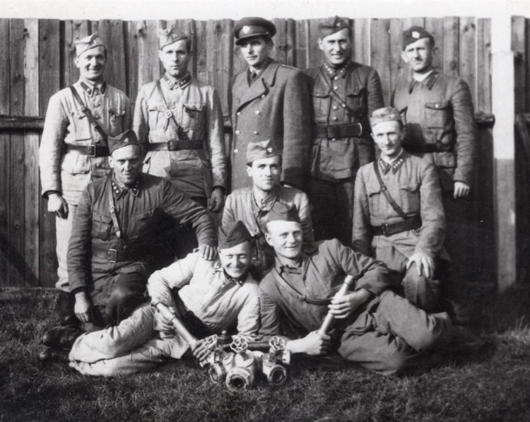 Jihlavští dobrovolní hasiči kolem roku 1955. Foto SDH Jihlava