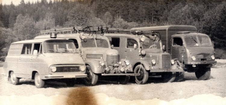 Vystavená automobilní technika jihlavských dobrovolných hasičů kolem roku 1976. Foto SDH Jihlava