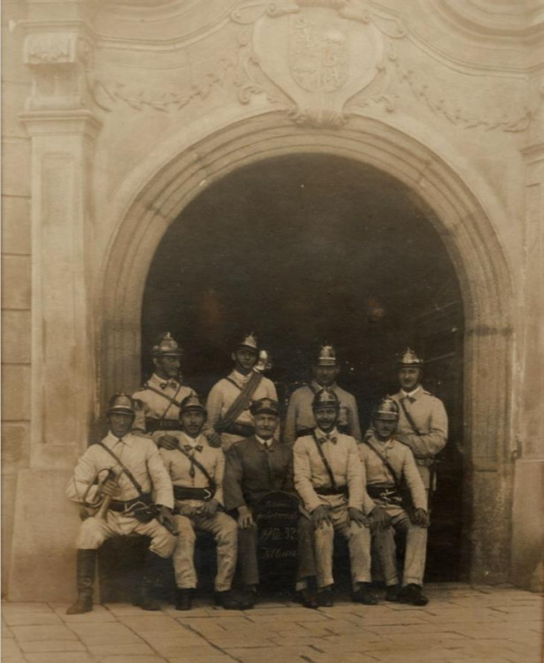 Jihlavští hasiči před vstupem na radnici v Jihlavě roku 1932. Foto SDH Jihlava