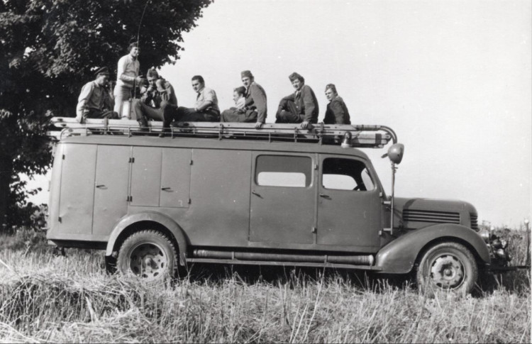 Vystavená automobilní technika jihlavských dobrovolných hasičů kolem roku 1976. Foto SDH Jihlava