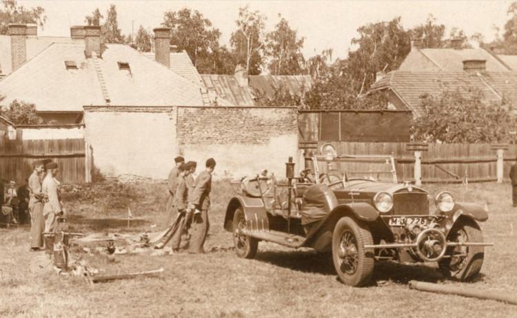 Jihlavský dorost hasičů při cvičení s jedním z našich vozů kolem roku 1949. Foto SDH Jihlava