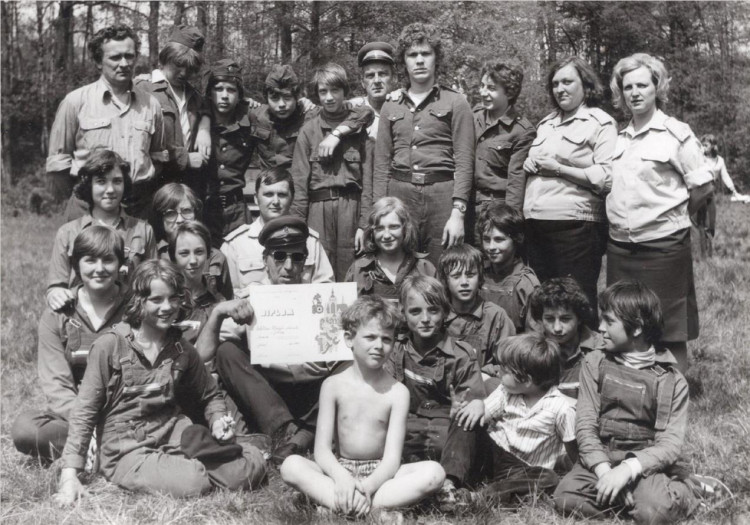 Mladí dobrovolní hasiči z Jihlavy – společné foto po výhře v okresní soutěži hry Plamen v roce 1979. Foto SDH Jihlava