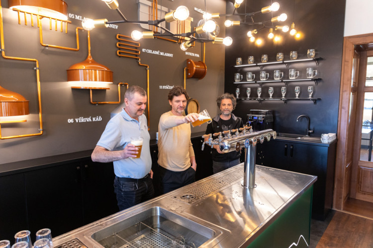 FOTOGALERIE: Od bednářství až k robotickému ramenu. Pivovar Holba představuje své dějiny i současný provoz