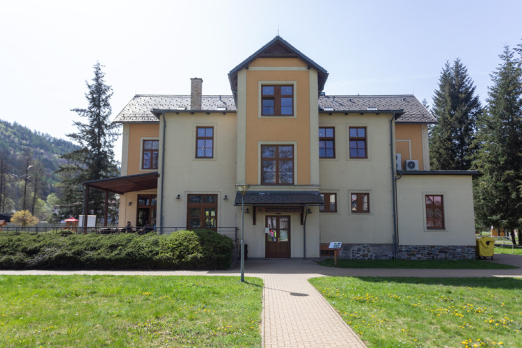 FOTOGALERIE: Od bednářství až k robotickému ramenu. Pivovar Holba představuje své dějiny i současný provoz