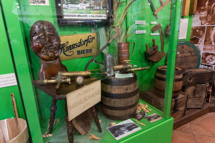 FOTOGALERIE: Od bednářství až k robotickému ramenu. Pivovar Holba představuje své dějiny i současný provoz