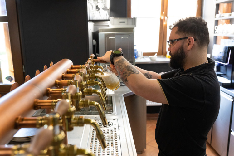 FOTOGALERIE: Od bednářství až k robotickému ramenu. Pivovar Holba představuje své dějiny i současný provoz