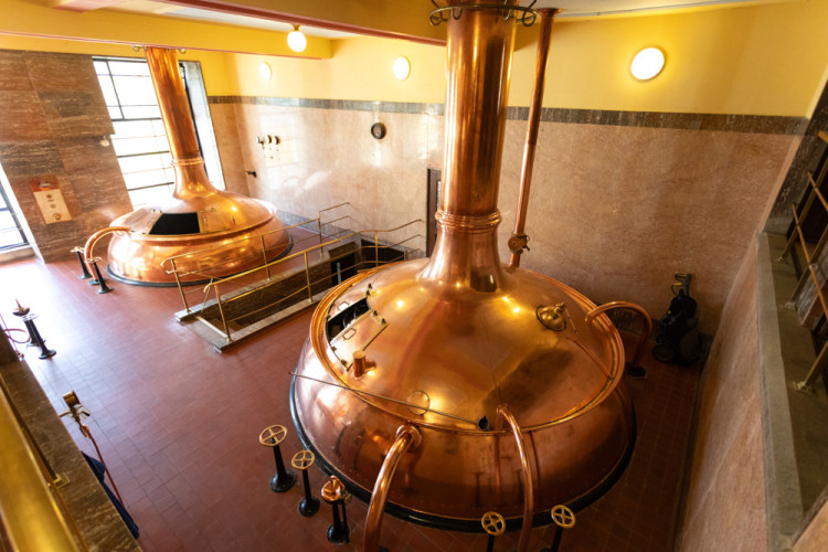 FOTOGALERIE: Od bednářství až k robotickému ramenu. Pivovar Holba představuje své dějiny i současný provoz