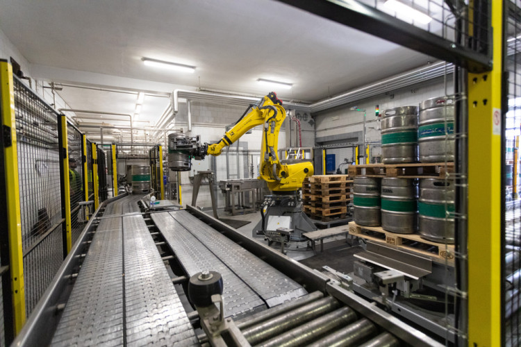FOTOGALERIE: Od bednářství až k robotickému ramenu. Pivovar Holba představuje své dějiny i současný provoz