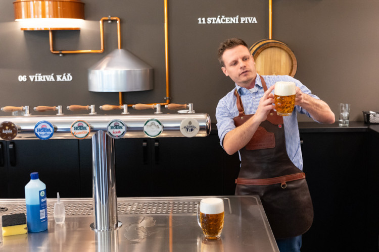 FOTOGALERIE: Od bednářství až k robotickému ramenu. Pivovar Holba představuje své dějiny i současný provoz