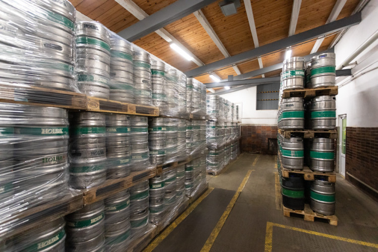 FOTOGALERIE: Od bednářství až k robotickému ramenu. Pivovar Holba představuje své dějiny i současný provoz