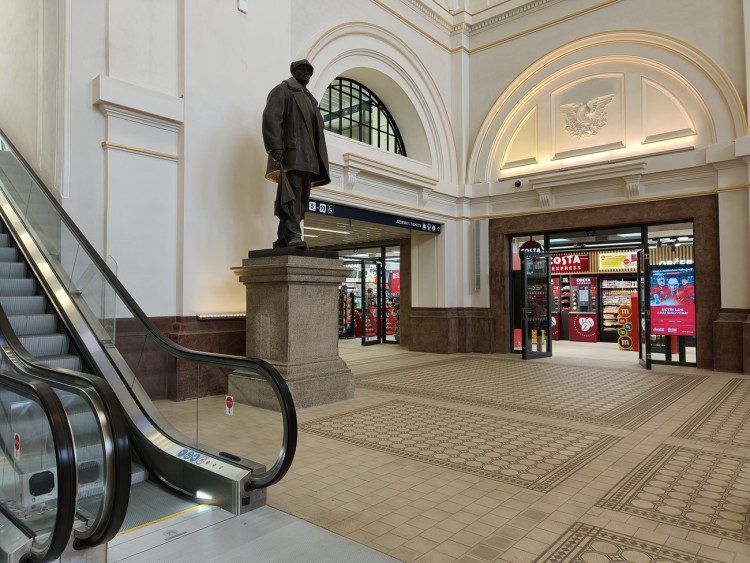 Některé obchody ve spodní hale už otevřely.