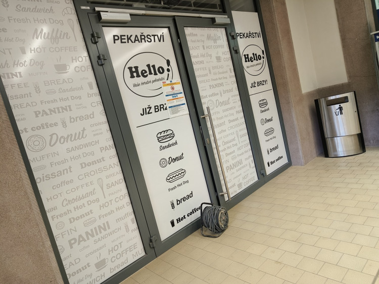 Jiné prostory na otevření teprve čekají.: Budova hlavního nádraží po čtvrt roce od slavnostního otevření