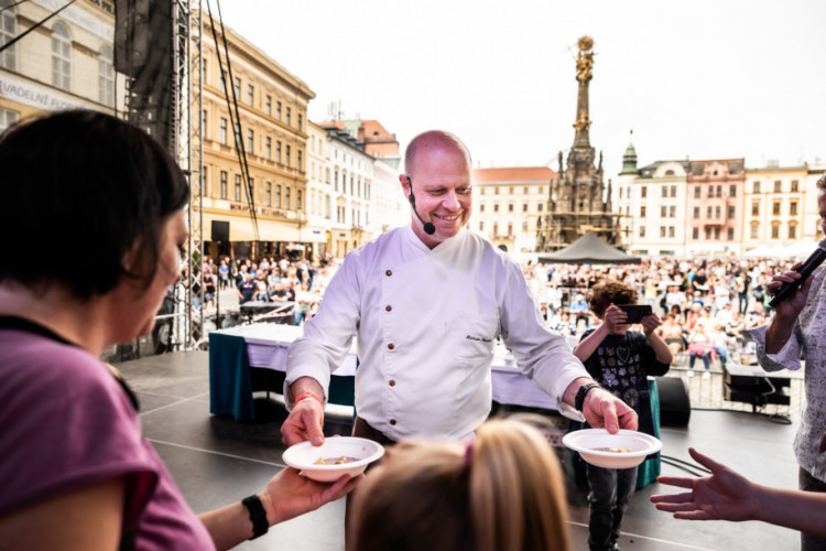 FOTOGALERIE: Muzika, kroje i souboj šéfkuchařů. Centrum Olomouce patřilo Tvarůžkovému festivalu