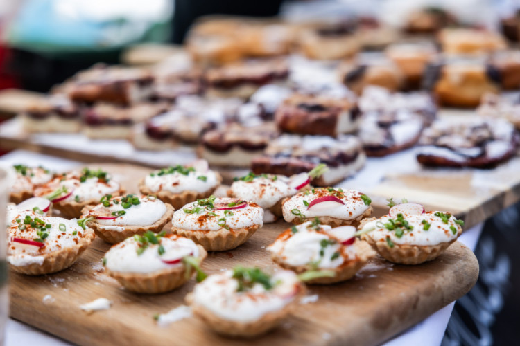 FOTOGALERIE: Muzika, kroje i souboj šéfkuchařů. Centrum Olomouce patřilo Tvarůžkovému festivalu