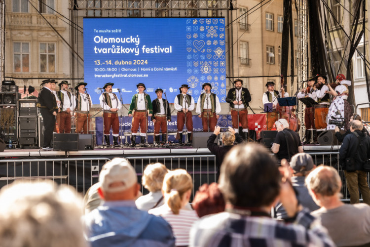 FOTOGALERIE: Muzika, kroje i souboj šéfkuchařů. Centrum Olomouce patřilo Tvarůžkovému festivalu