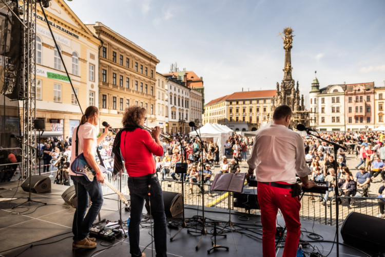 FOTOGALERIE: Muzika, kroje i souboj šéfkuchařů. Centrum Olomouce patřilo Tvarůžkovému festivalu