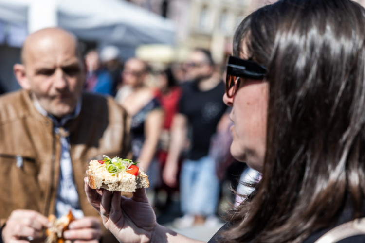 FOTOGALERIE: Muzika, kroje i souboj šéfkuchařů. Centrum Olomouce patřilo Tvarůžkovému festivalu