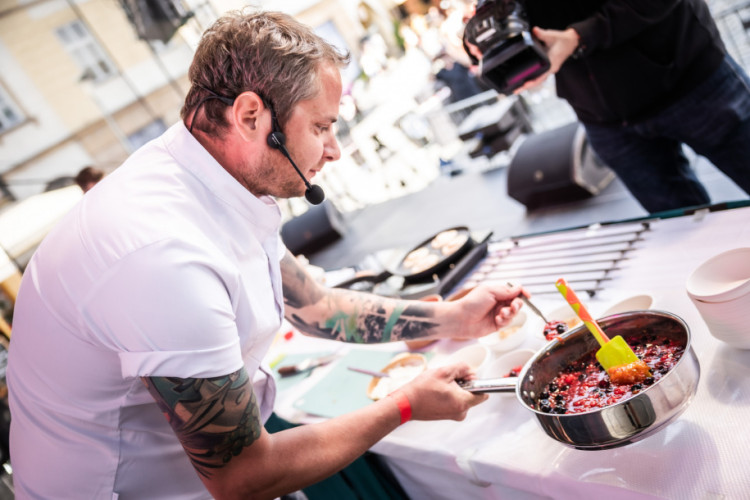 FOTOGALERIE: Muzika, kroje i souboj šéfkuchařů. Centrum Olomouce patřilo Tvarůžkovému festivalu