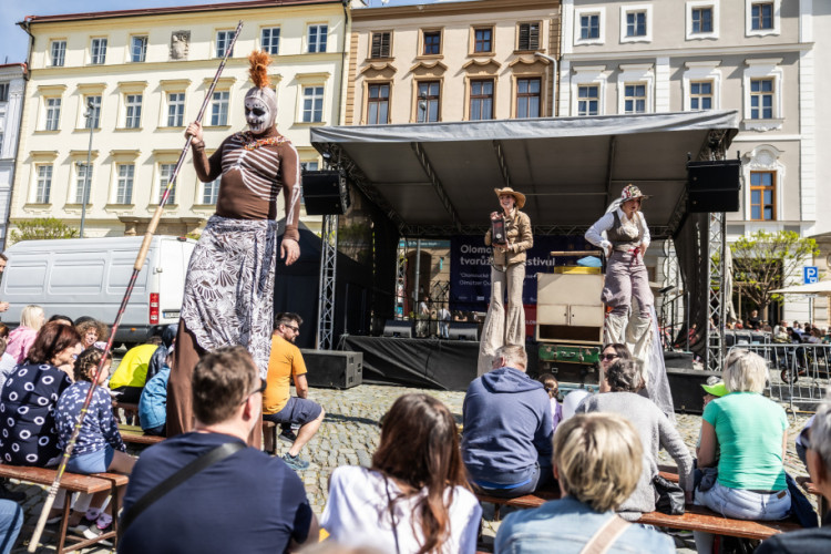 FOTOGALERIE: Muzika, kroje i souboj šéfkuchařů. Centrum Olomouce patřilo Tvarůžkovému festivalu