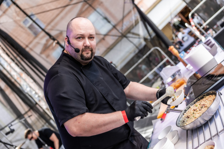 FOTOGALERIE: Muzika, kroje i souboj šéfkuchařů. Centrum Olomouce patřilo Tvarůžkovému festivalu