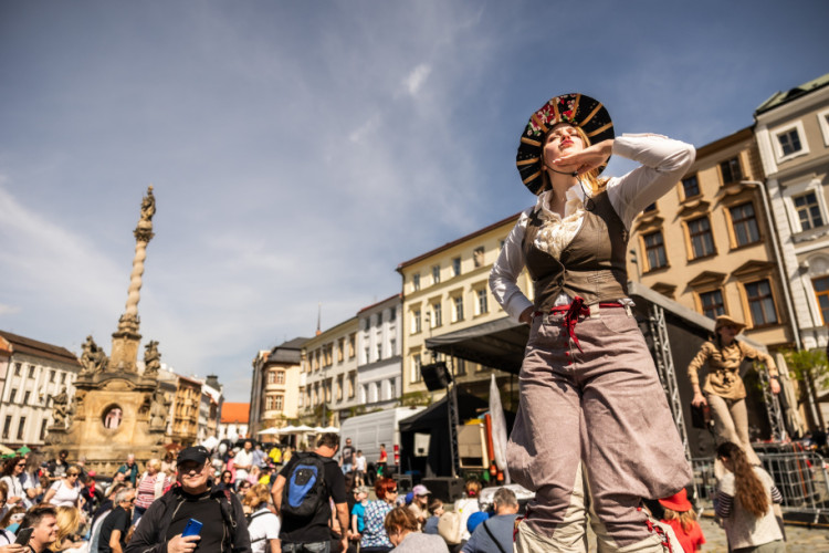 FOTOGALERIE: Muzika, kroje i souboj šéfkuchařů. Centrum Olomouce patřilo Tvarůžkovému festivalu