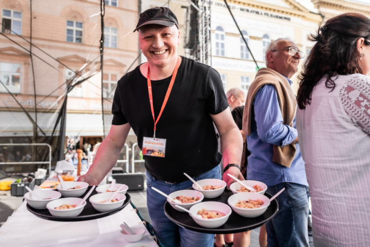FOTOGALERIE: Muzika, kroje i souboj šéfkuchařů. Centrum Olomouce patřilo Tvarůžkovému festivalu
