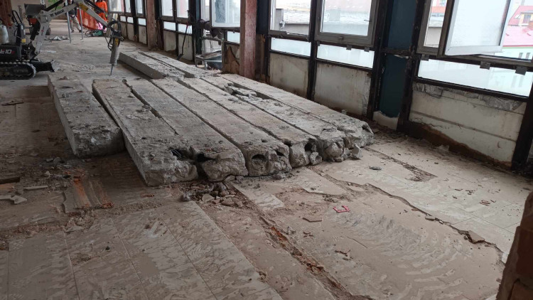 FOTOGALERIE: Vybourány jsou už tři tisíce tun stavebního materiálu