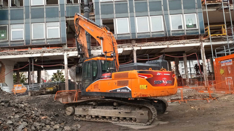 FOTOGALERIE: Vybourány jsou už tři tisíce tun stavebního materiálu