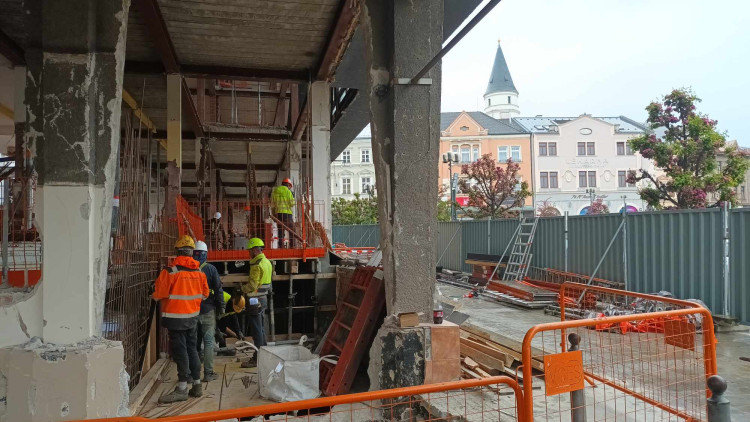 FOTOGALERIE: Vybourány jsou už tři tisíce tun stavebního materiálu