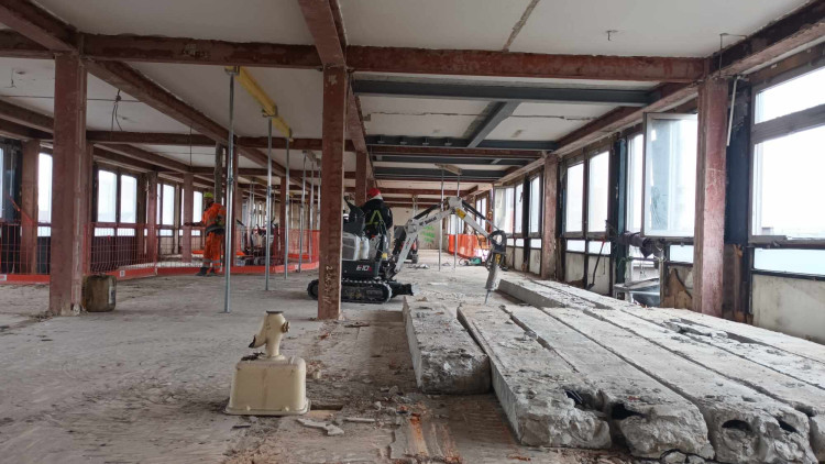 FOTOGALERIE: Vybourány jsou už tři tisíce tun stavebního materiálu